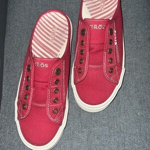 Taos canvas mule sneakers, worn twice, super cute and great footbed.